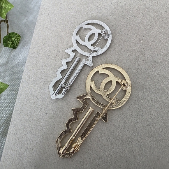 Modern Brooch Pin Key Shape with Rhinestones - Picture 6 of 6